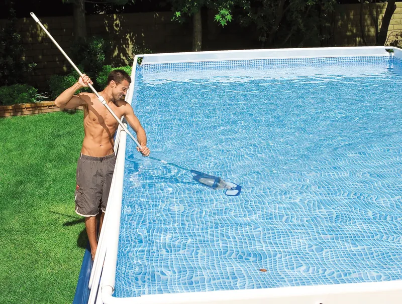 Kit intretinere piscina, cu accesoriu pentru aspirat murdaria, furtun, minciog, 2 perii, racord furtun, Intex Deluxe 58959 buc