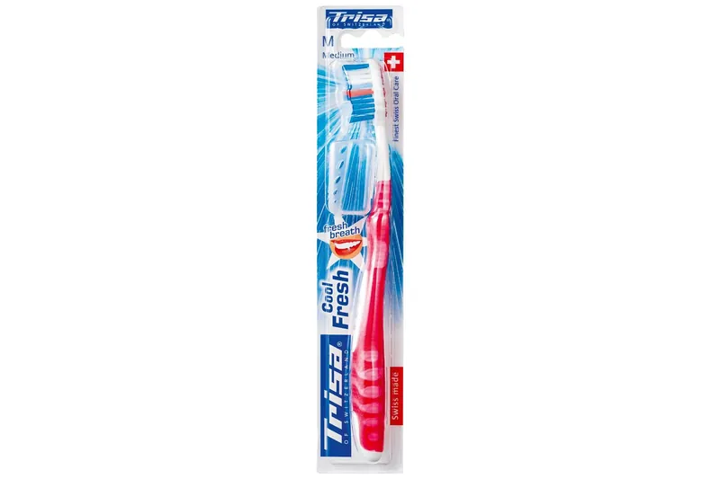 Periuta de dinti Medium cu capac de protectie Cool & Fresh, 1 bucata, Trisa